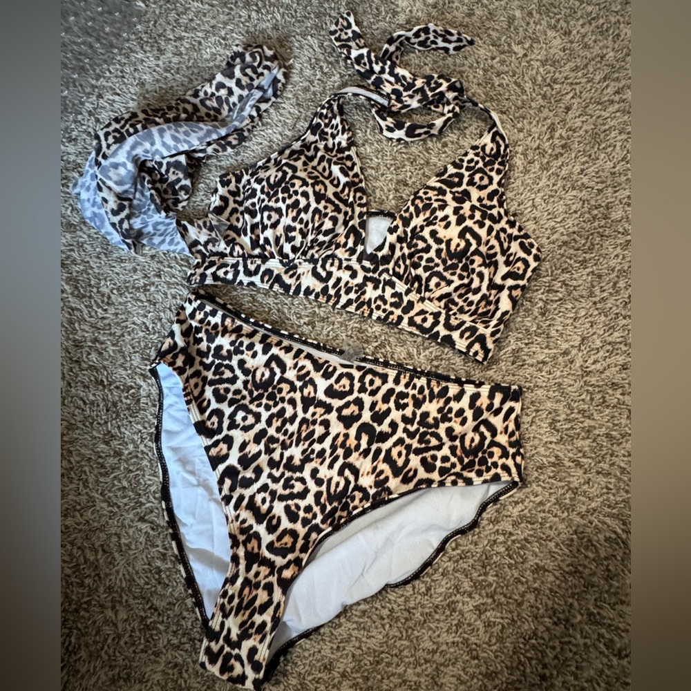 SOLD 🛑Leopard Print Halter Bikini Set - Picture 2 of 5
